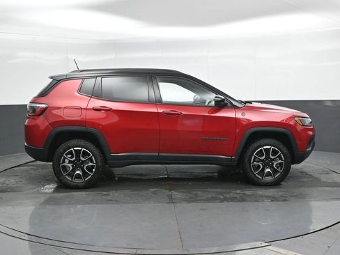 Used 2025 Jeep Compass Trailhawk AWD/4WD image 3