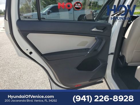 Used 2018 Volkswagen Tiguan SE AWD/4WD image 17