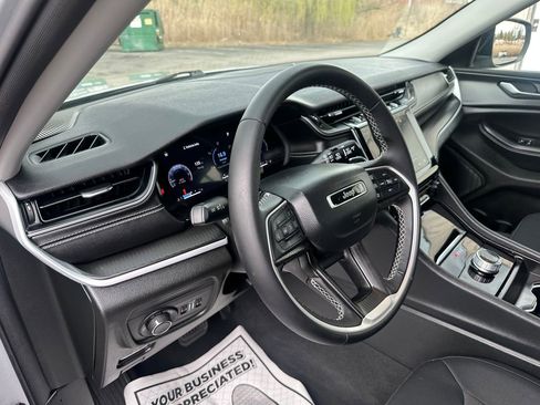 Used 2024 Jeep Grand Cherokee Laredo X image 19