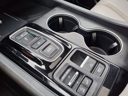 Used 2025 Honda Pilot Touring image 32
