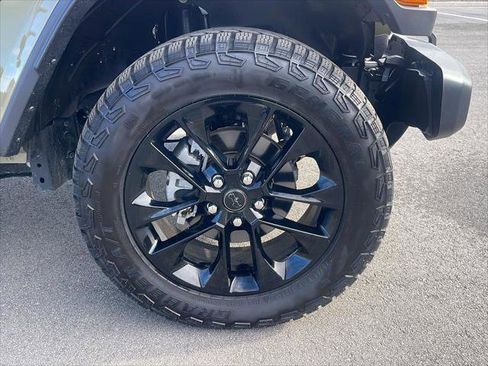 Certified 2025 Jeep Gladiator Nighthawk image 9