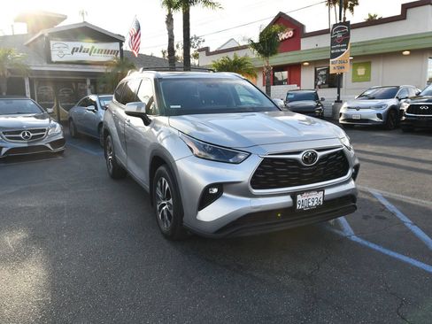 Used 2022 Toyota Highlander XLE FWD image 1