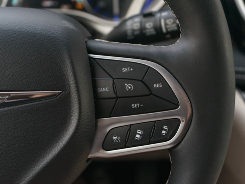 Used 2024 Chrysler Pacifica Touring-L AWD/4WD image 22