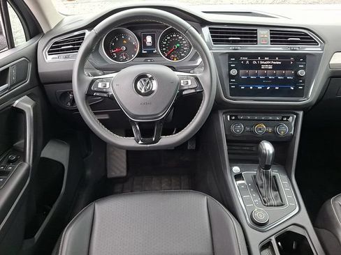Used 2021 Volkswagen Tiguan SE w/ Panoramic Sunroof Package AWD/4WD image 11