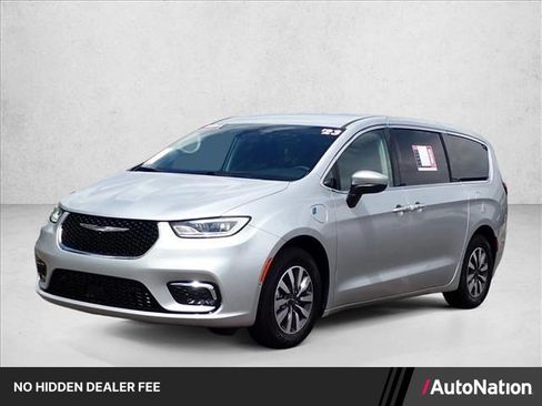 Used 2023 Chrysler Pacifica Touring-L FWD image 1