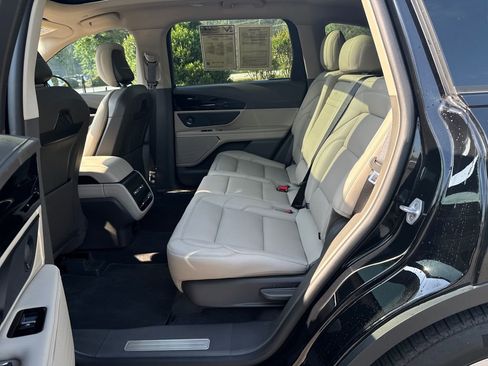 Used 2025 Lincoln Nautilus AWD/4WD image 25