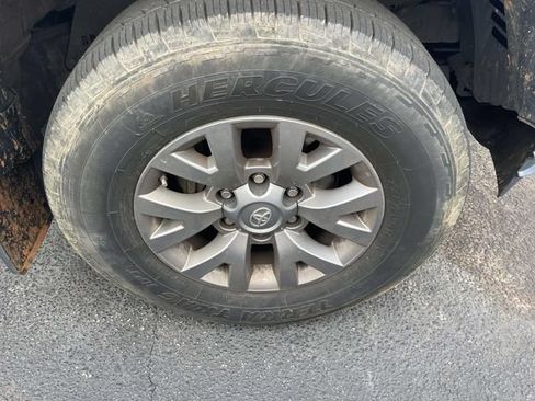 Used 2018 Toyota Tacoma SR5 RWD image 2