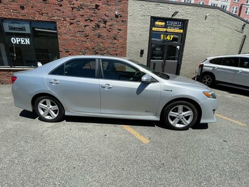 Used 2014 Toyota Camry SE w/ Moonroof Package FWD image 2