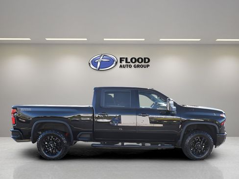 Used 2025 Chevrolet Silverado 2500 LTZ w/ LTZ Plus Package AWD/4WD image 3