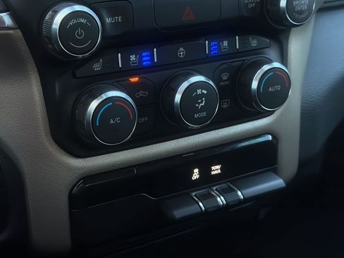 Used 2019 RAM 1500 Laramie w/ Off Road Group AWD/4WD image 17