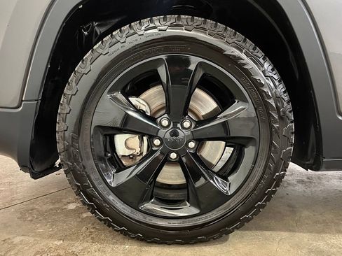 Used 2016 Jeep Cherokee Latitude FWD image 16