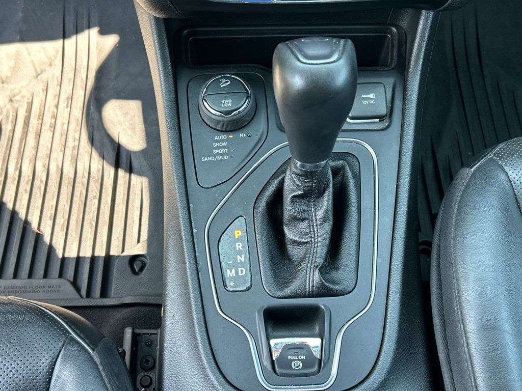 Used 2021 Jeep Cherokee Latitude Lux w/ Comfort/Convenience Group AWD/4WD image 19