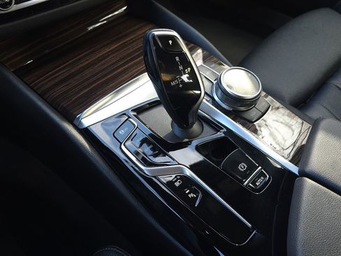 Used 2023 BMW 530e xDrive w/ Premium Package image 48