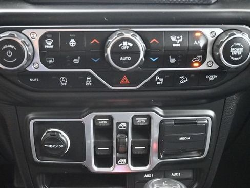 Used 2018 Jeep Wrangler Unlimited Sahara w/ Uconnect 4C Nav & Sound Group AWD/4WD image 12