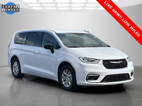 Used 2025 Chrysler Pacifica Select image 8