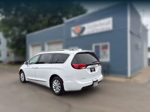Used 2018 Chrysler Pacifica Touring-L Plus w/ Advanced Safetytec Group FWD image 5