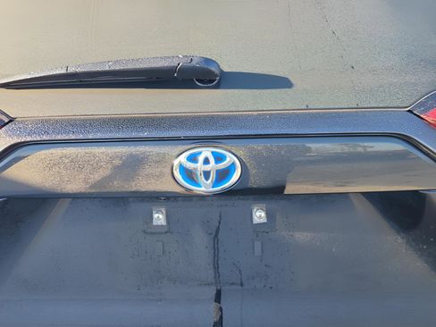 Used 2022 Toyota RAV4 XLE Premium image 17