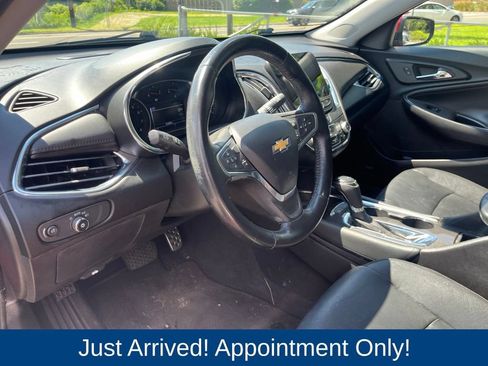 Used 2017 Chevrolet Malibu LT w/ Leather Package FWD image 9