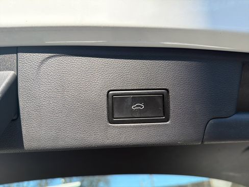 Used 2020 Volkswagen Atlas Cross Sport SEL image 12