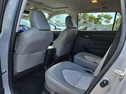 Used 2023 Toyota Highlander Bronze Edition image 7