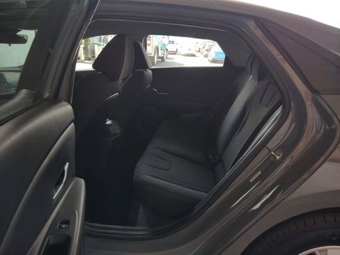 Used 2021 Hyundai Elantra SE FWD image 18