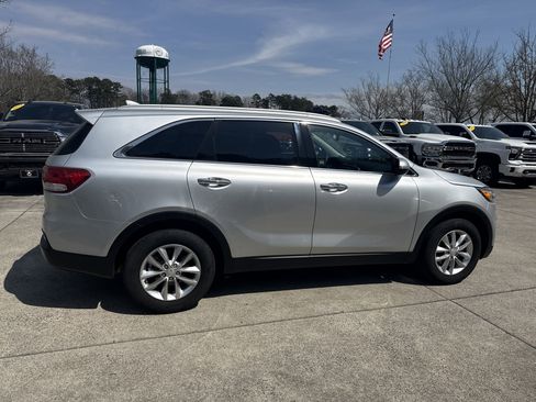Used 2018 Kia Sorento LX image 8