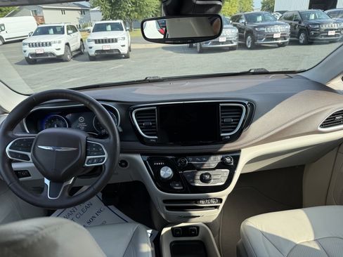 Used 2021 Chrysler Pacifica Touring-L w/ Premium & Safety Sphere Group AWD/4WD image 21