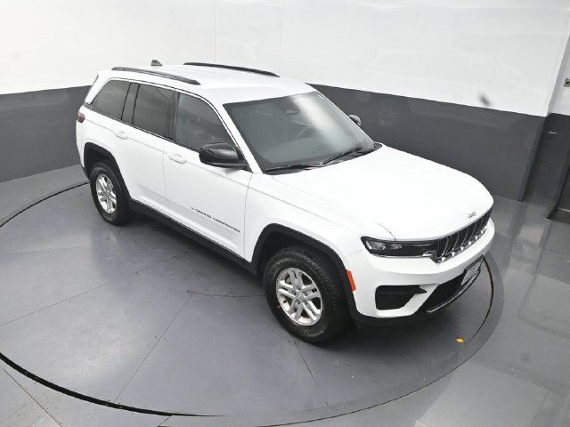 Used 2025 Jeep Grand Cherokee Laredo AWD/4WD image 11