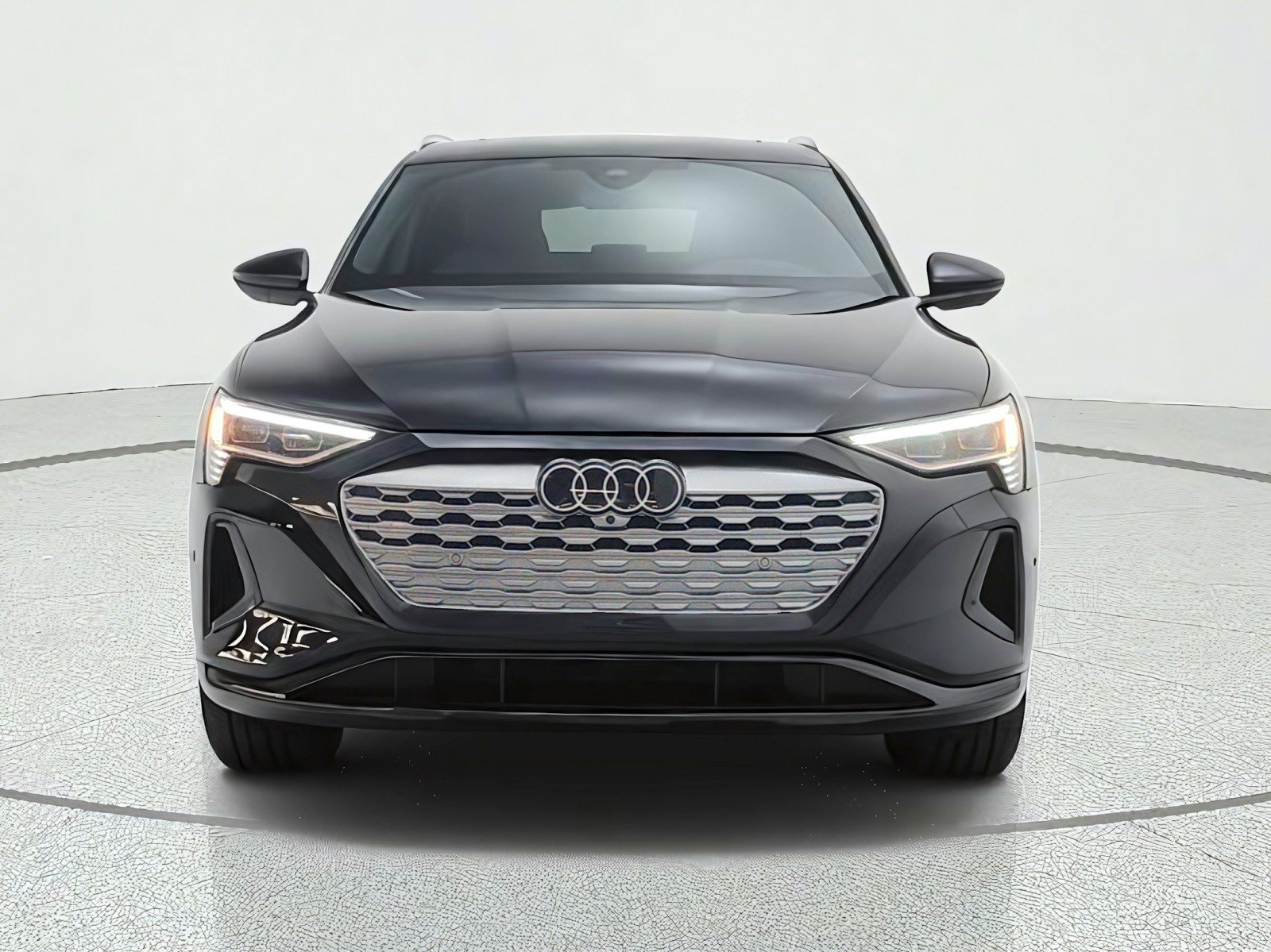 Used 2024 Audi Q8 e-tron Premium Plus AWD/4WD image 2