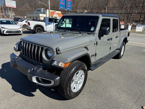 Used 2022 Jeep Gladiator Sport image 9