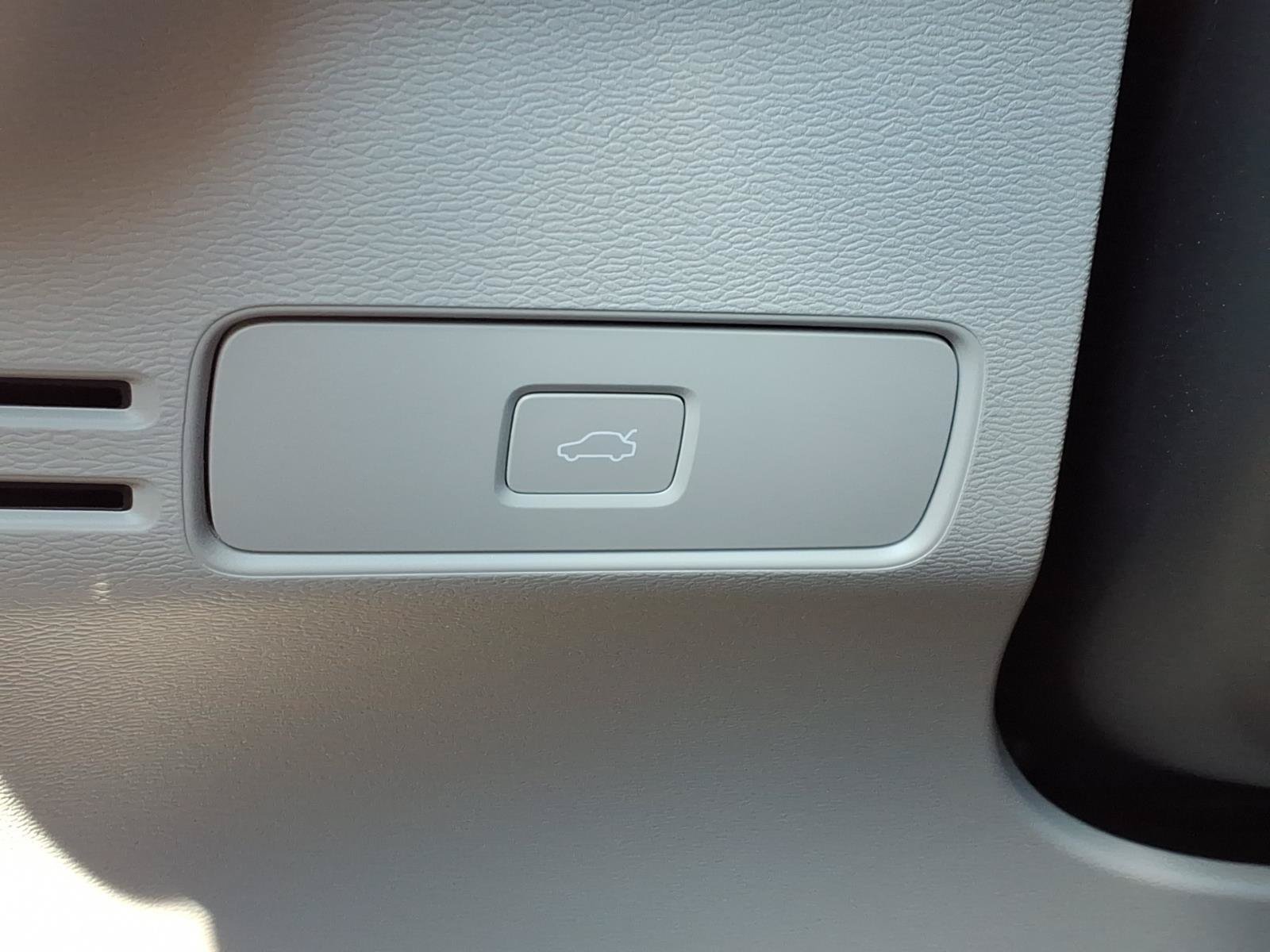Certified 2025 Volvo XC40 B5 Plus AWD/4WD image 30