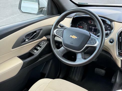 Used 2022 Chevrolet Traverse LS image 11