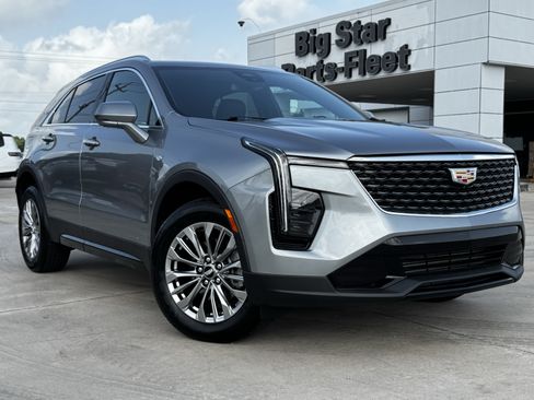 Used 2025 Cadillac XT4 Premium Luxury FWD image 2