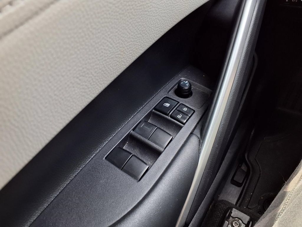 Used 2024 Toyota Corolla Cross LE AWD/4WD image 18