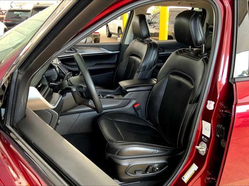 Used 2024 Jeep Grand Cherokee Limited image 7