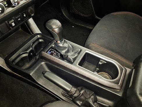 Used 2020 Toyota Tacoma TRD Sport AWD/4WD image 21
