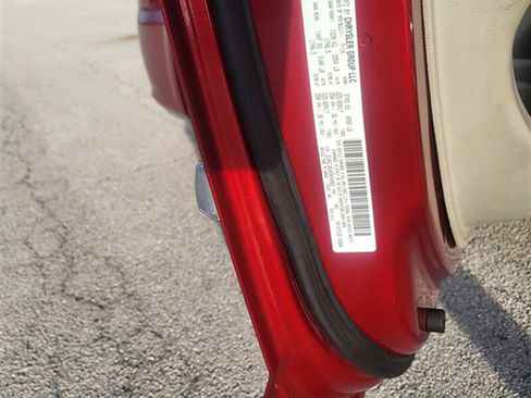 Used 2014 Chrysler Town & Country Touring image 31