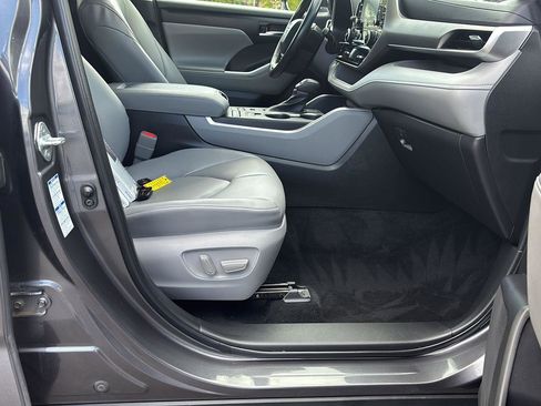 Used 2022 Toyota Highlander XLE AWD/4WD image 18