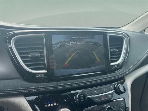 Used 2023 Chrysler Pacifica Touring-L image 23