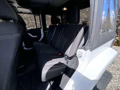 Used 2018 Jeep Wrangler Unlimited Sahara w/ Connectivity Group image 21