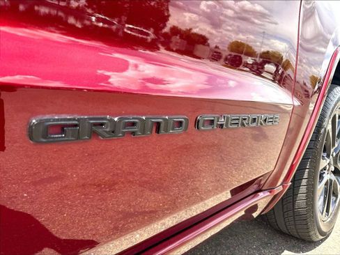 Used 2020 Jeep Grand Cherokee Altitude AWD/4WD image 11