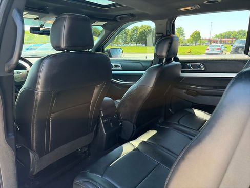 Used 2017 Ford Explorer XLT w/ Equipment Group 202A AWD/4WD image 26