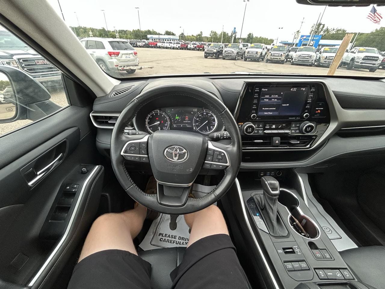 Used 2022 Toyota Highlander XLE AWD/4WD image 29