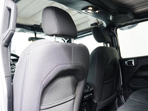 Used 2020 Jeep Wrangler Unlimited Sahara image 12