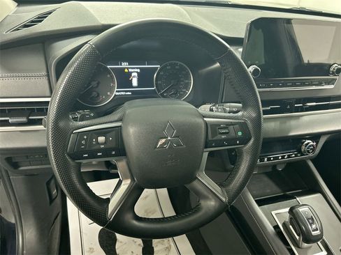 Used 2023 Mitsubishi Outlander SE image 4