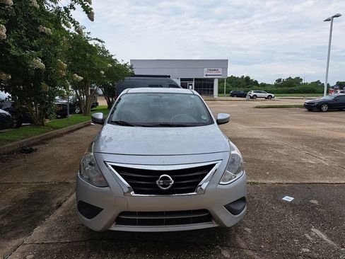 Used 2019 Nissan Versa SV FWD image 2