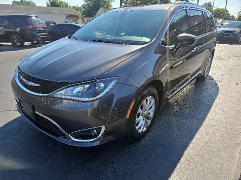 Used 2018 Chrysler Pacifica Touring-L image 5