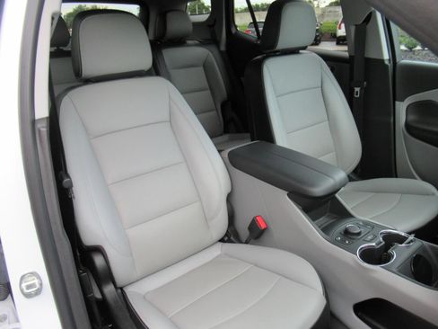 Used 2023 GMC Terrain SLT w/ Infotainment Package II FWD image 9