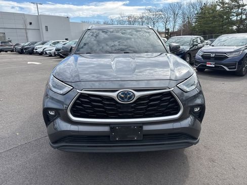 Used 2021 Toyota Highlander XLE image 2