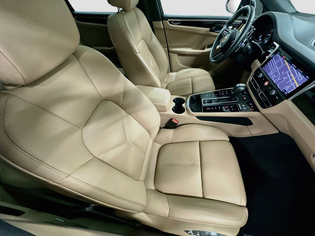 Certified 2025 Porsche Macan AWD/4WD image 29